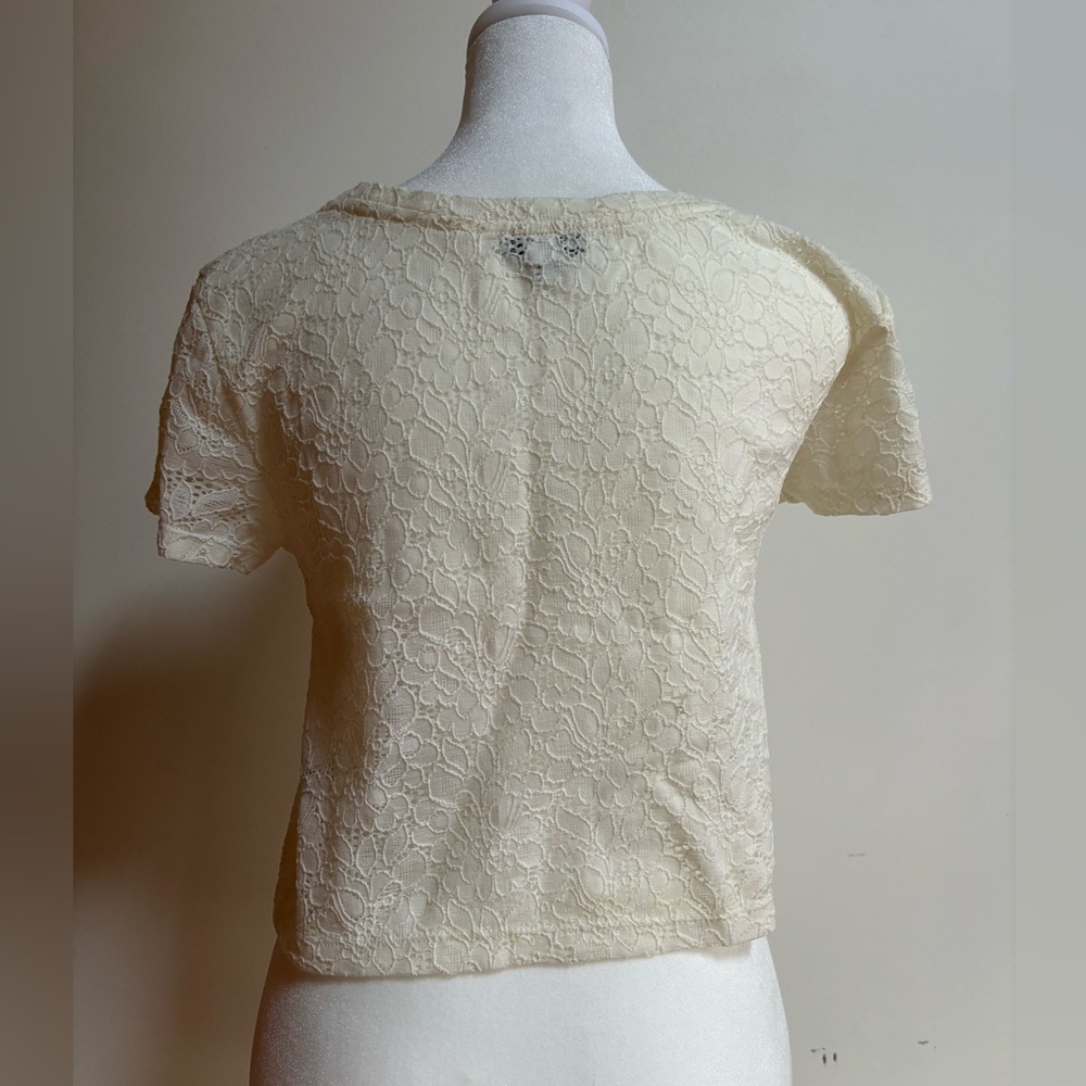 SALE 3️⃣ for $8! 🛍️ XS White/Cream Allover Lace Cropped Tee Express - Picture 3 of 4